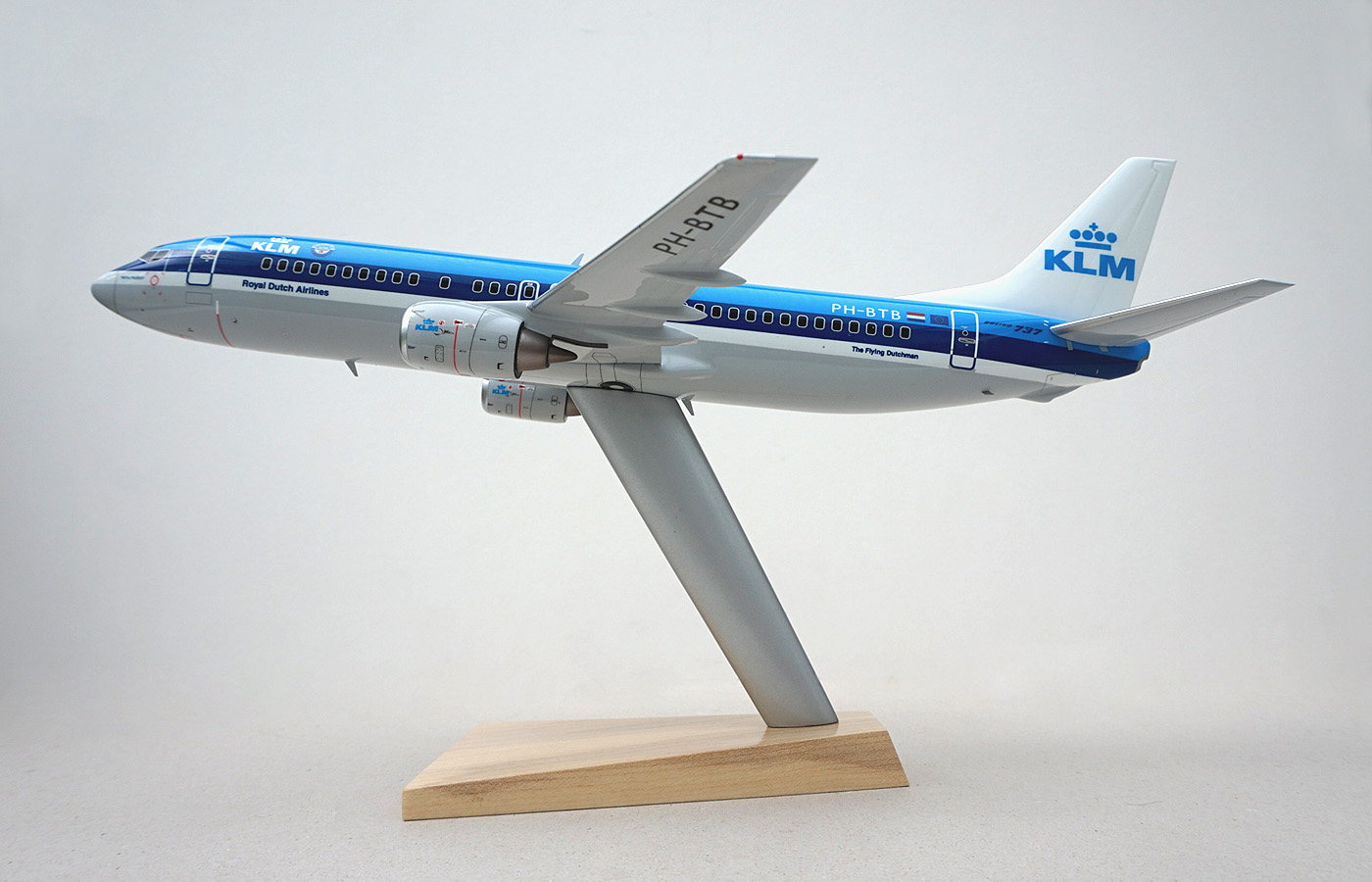 Conquest Models 1/100 KLM Boeing 737-400